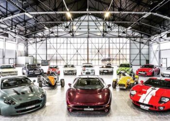 Private garage with luxury cars - How to Be a Billionaire | MAKE1M